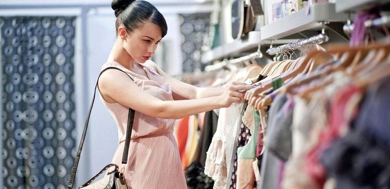 Выбор платья в магазине