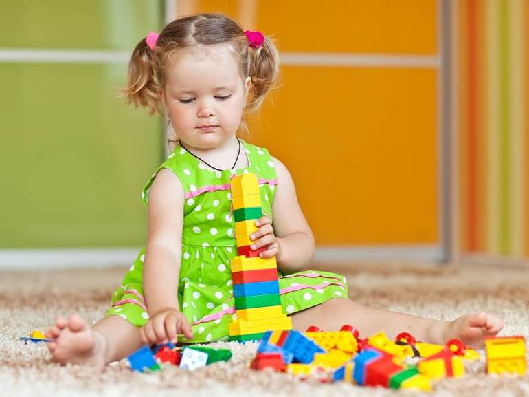 Если ребёнок спокойно играет с игрушками,