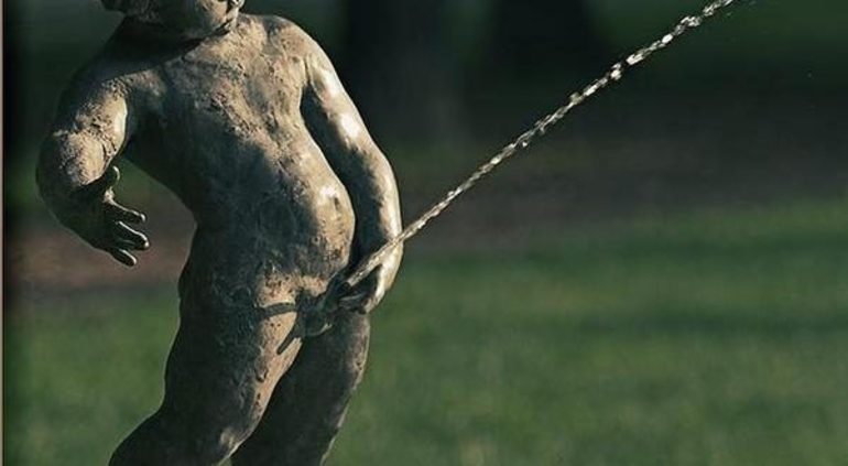 Пописать во сне на другого человека