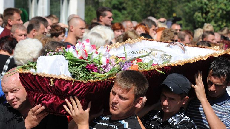 Люди несли гроб без крышки,