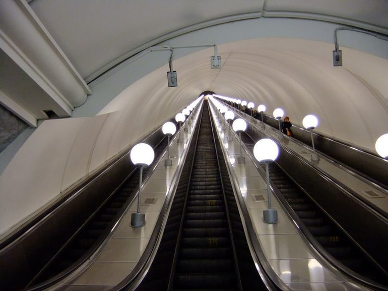 Спуск на эскалаторе