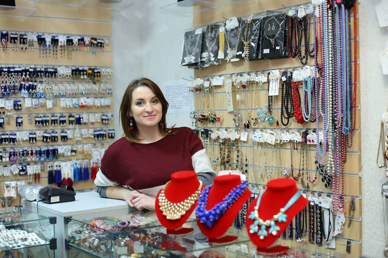 К чему видеть себя в магазине украшений
