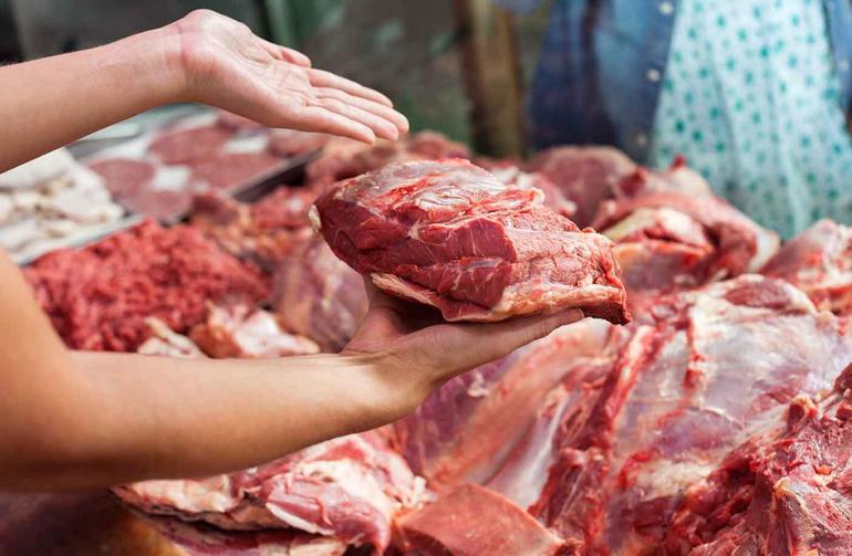 Покупать большой кусок мяса в магазине 