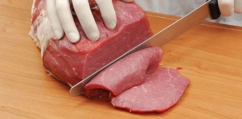 Разрезать большой кусок телятины без крови