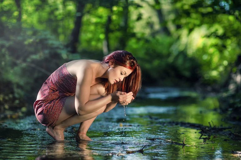 Умываться в озере со спокойной водой 