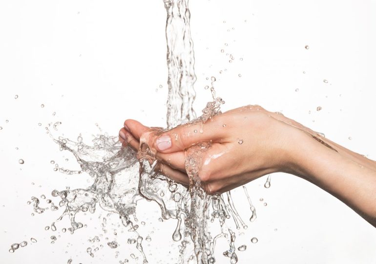 Вода, льющаяся сверху