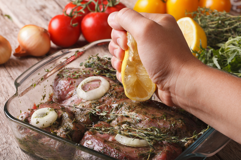 Если сновидец маринует куски мяса,