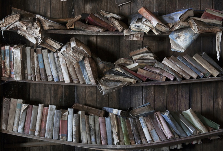 Полка обломилась под тяжестью книг 