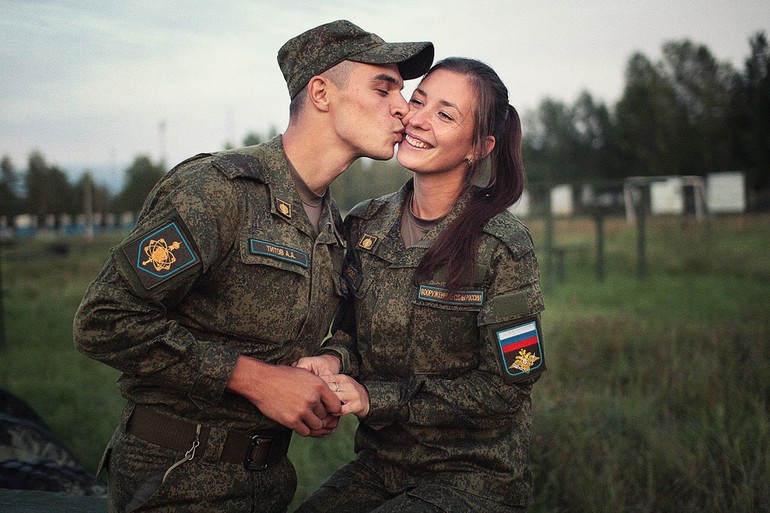 Девушка в форме 