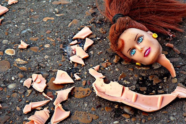 Поломанная игрушечная вещь 
