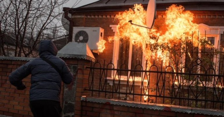 Соседи поджигают близлежащие дома