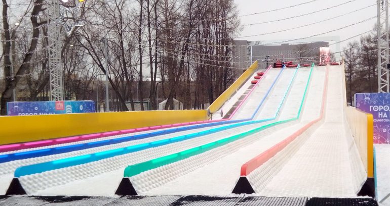 Подняться по горке