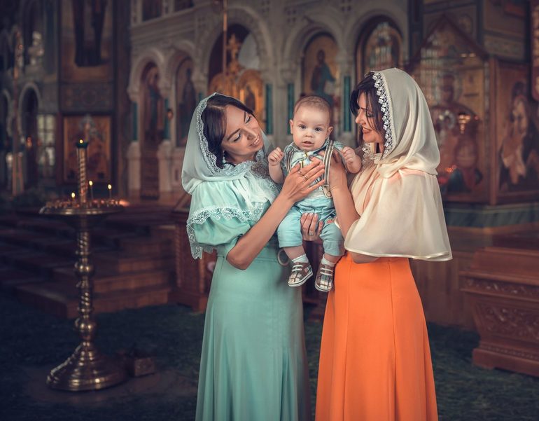 Вторая мама в нарядной одежде 