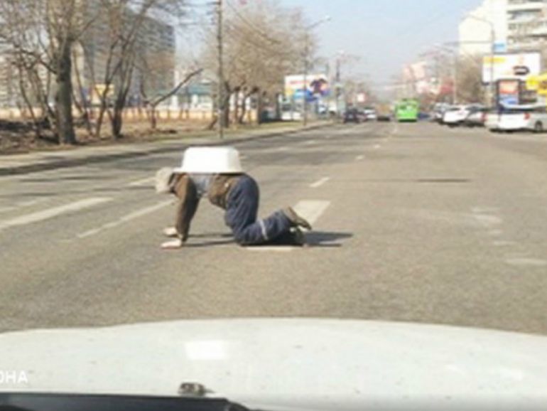 Ползание на коленях по дороге 