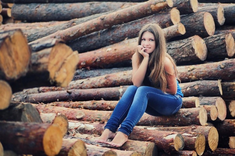 Сидеть на бревнах