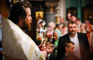 К чему снится поп: сонник Миллера и другие